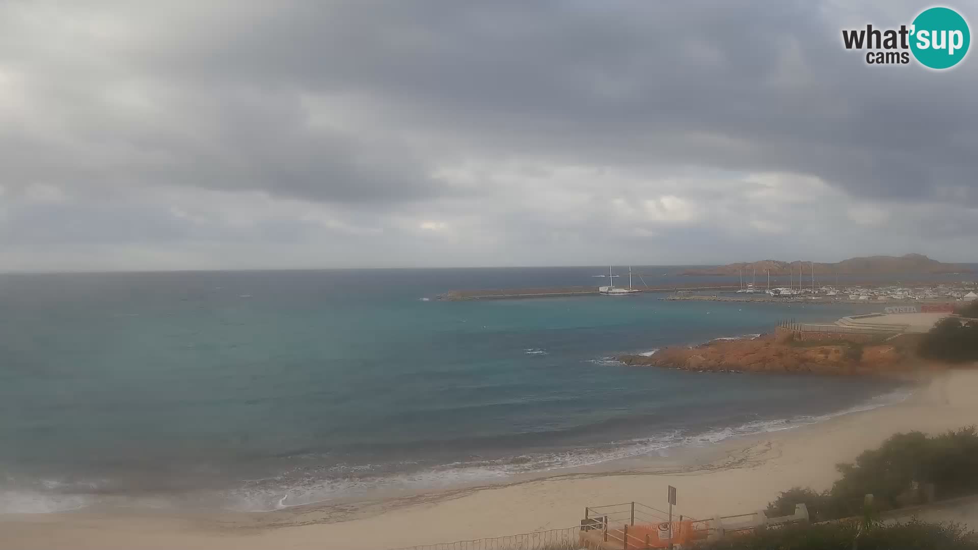 Webcam della spiaggia di Isola Rossa – Vista in diretta della meravigliosa costa della Sardegna