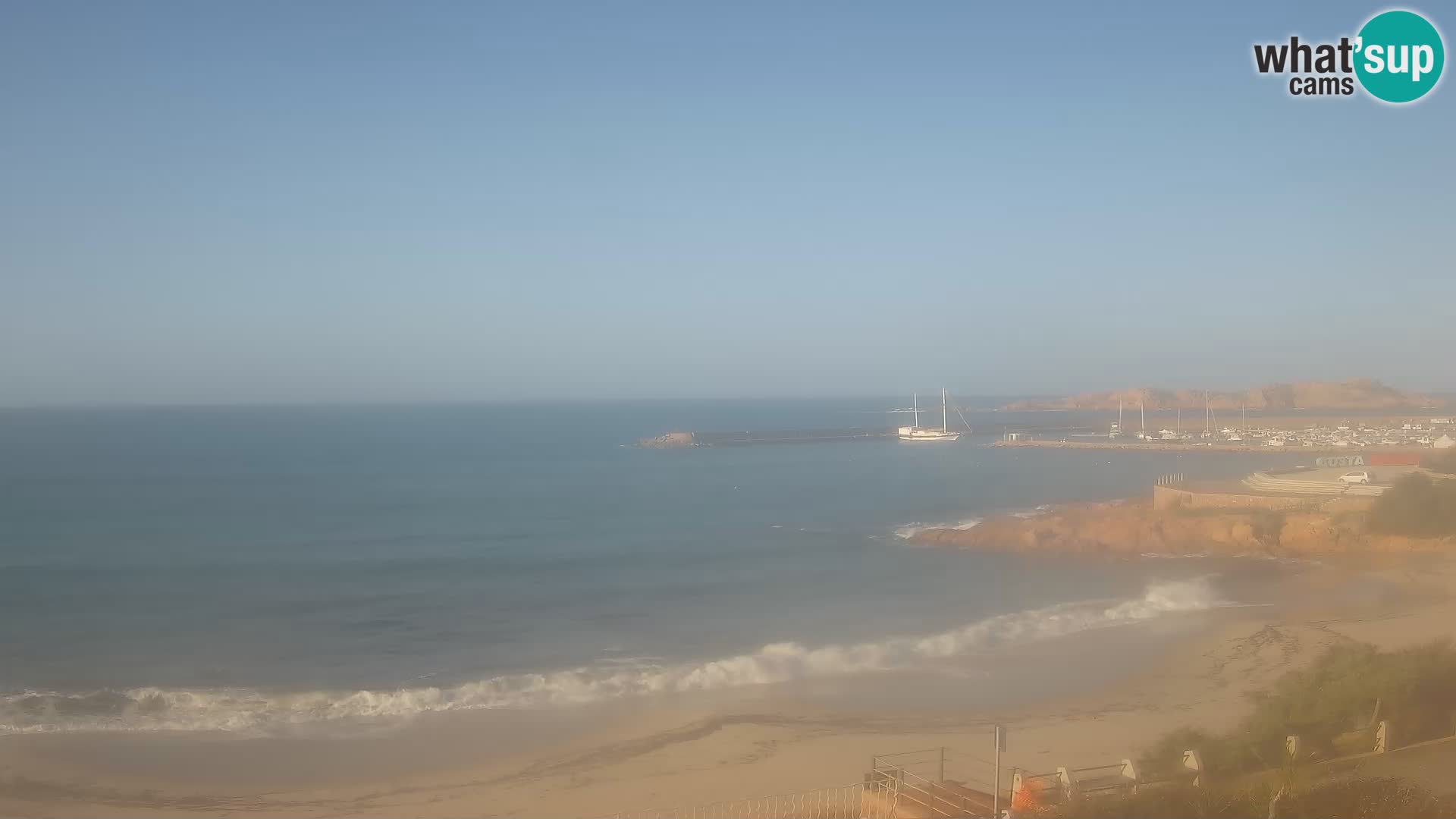 Webcam della spiaggia di Isola Rossa – Vista in diretta della meravigliosa costa della Sardegna