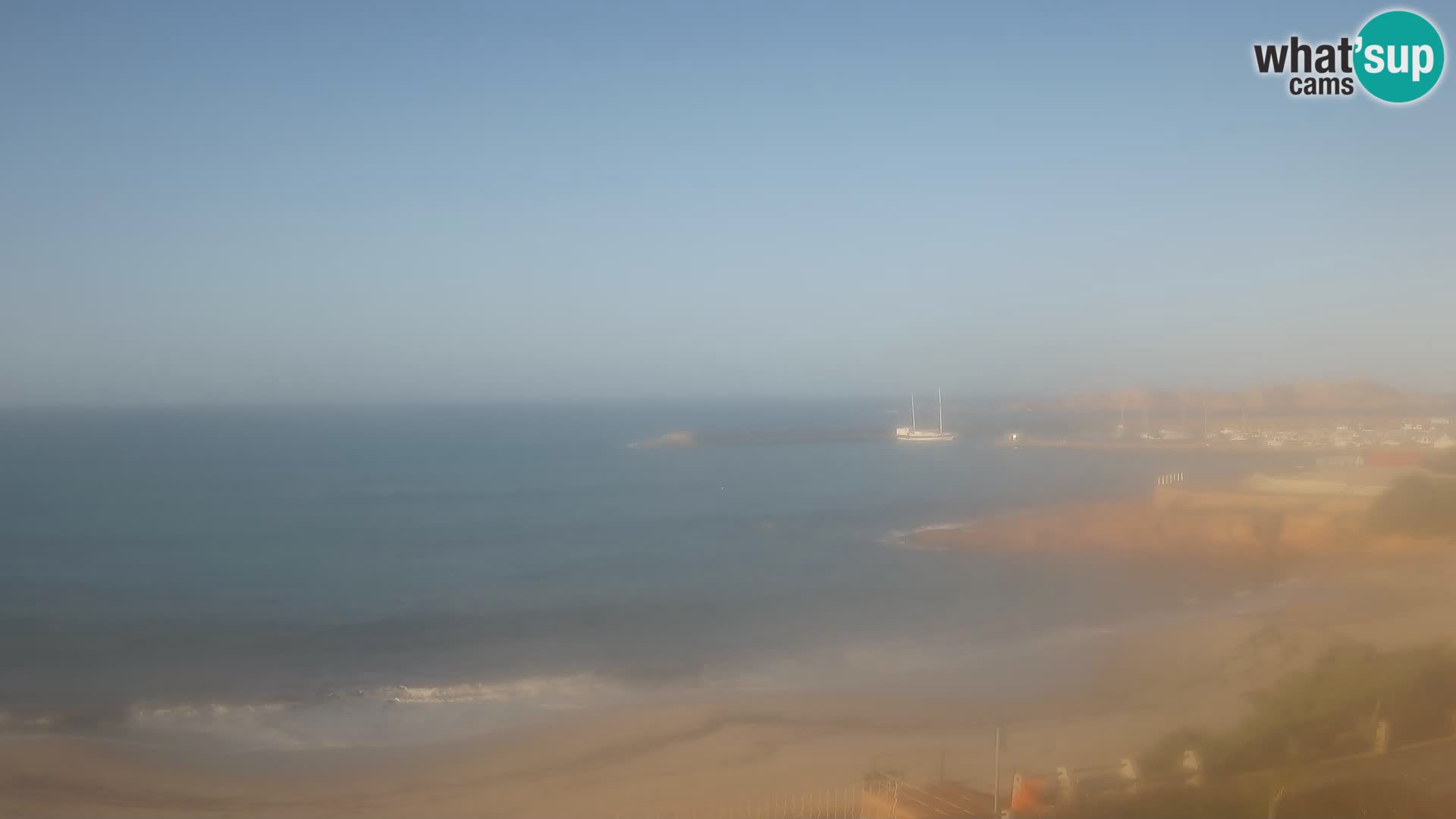 Webcam della spiaggia di Isola Rossa – Vista in diretta della meravigliosa costa della Sardegna