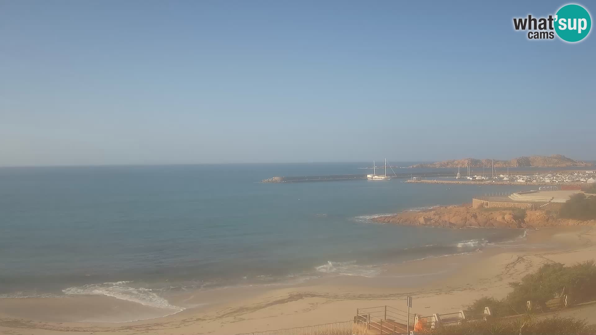 Webcam della spiaggia di Isola Rossa – Vista in diretta della meravigliosa costa della Sardegna