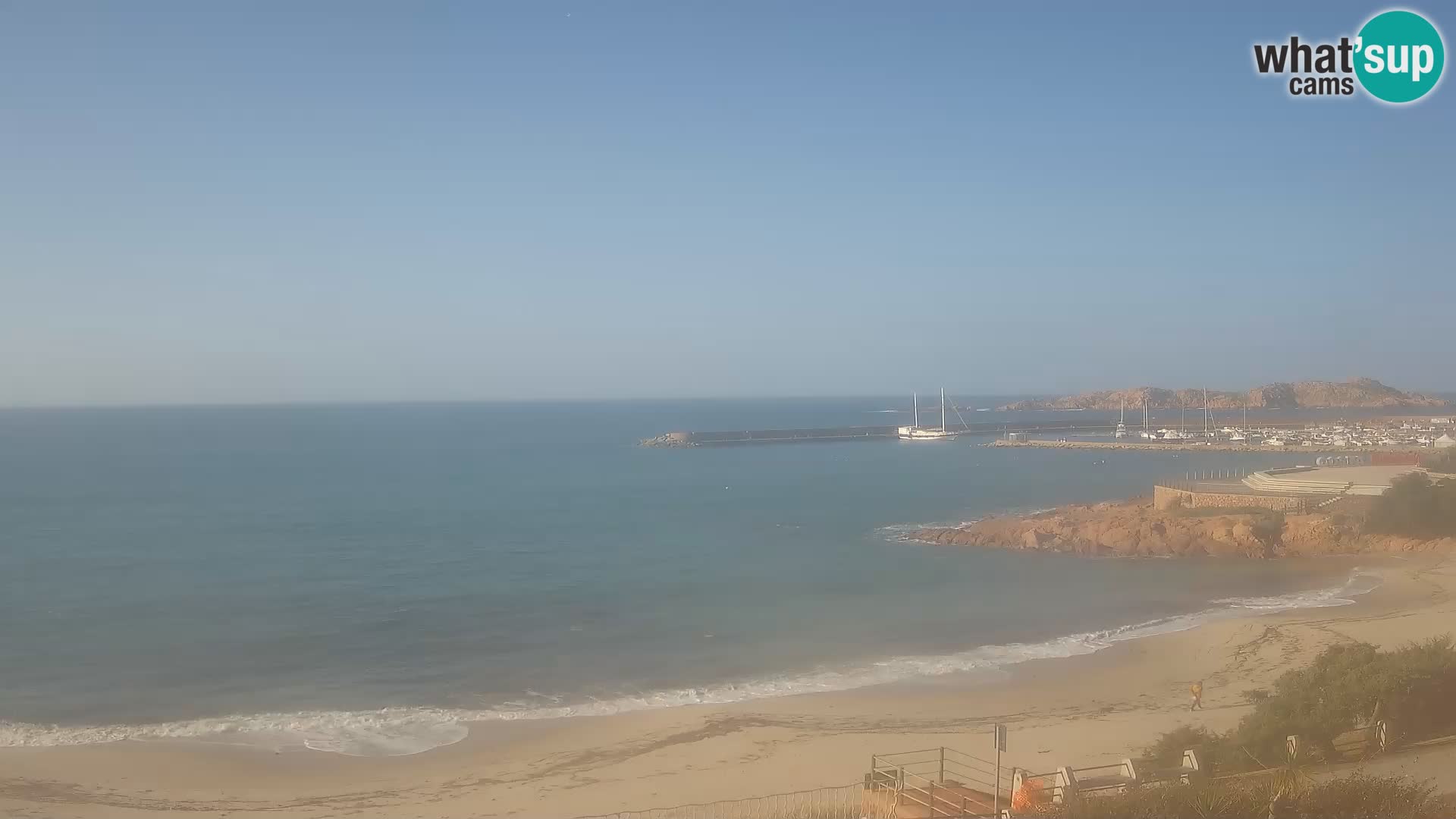 Webcam della spiaggia di Isola Rossa – Vista in diretta della meravigliosa costa della Sardegna