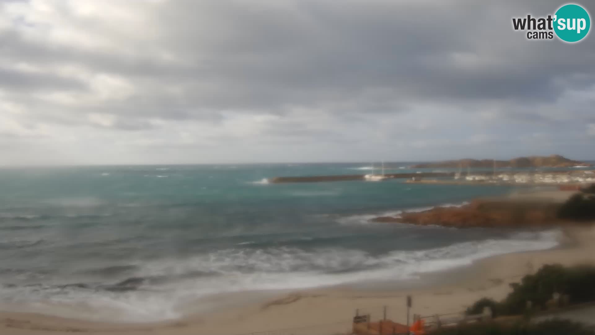 Webcam della spiaggia di Isola Rossa – Vista in diretta della meravigliosa costa della Sardegna