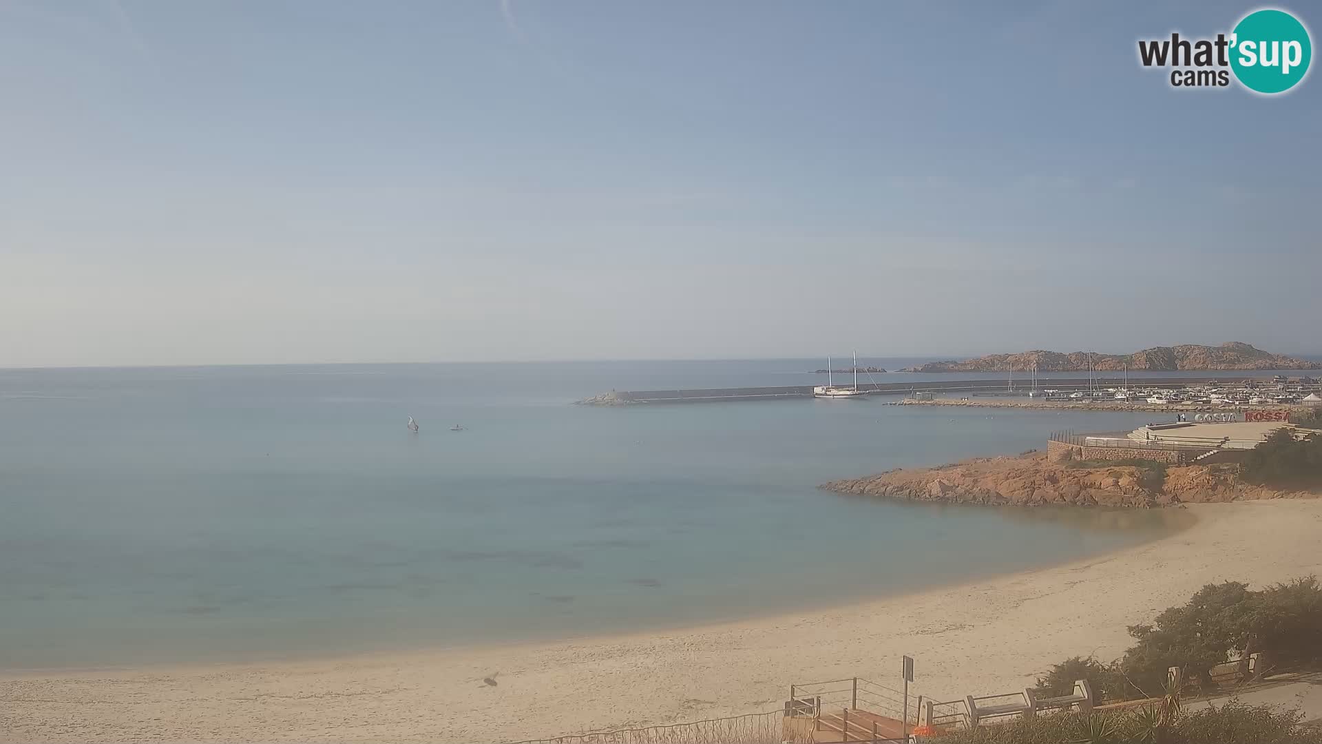 Webcam della spiaggia di Isola Rossa – Vista in diretta della meravigliosa costa della Sardegna