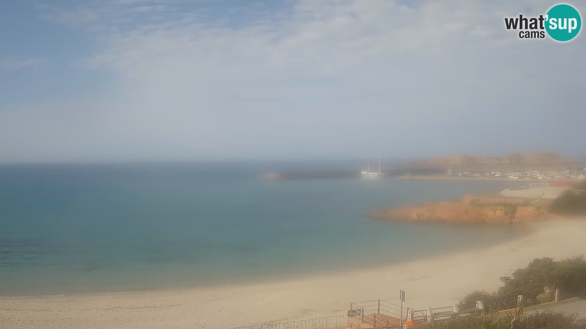 Webcam della spiaggia di Isola Rossa – Vista in diretta della meravigliosa costa della Sardegna