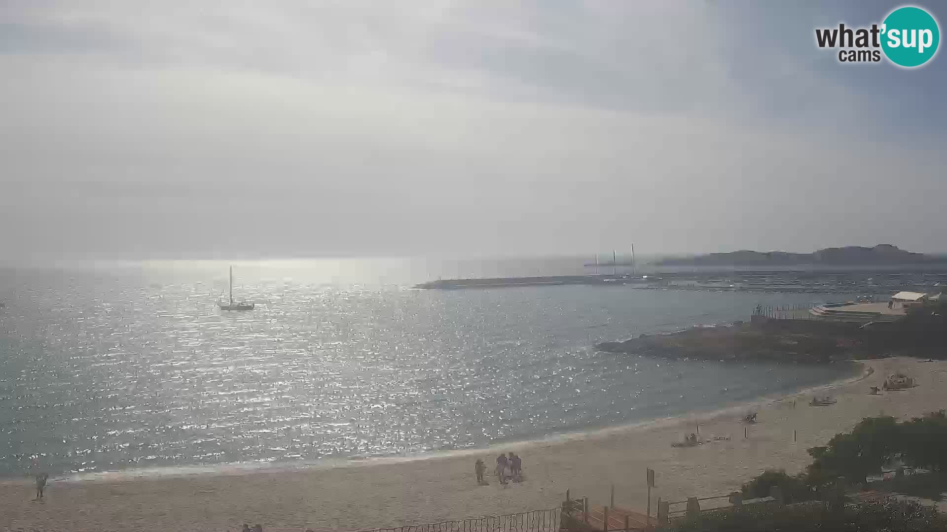 Webcam della spiaggia di Isola Rossa – Vista in diretta della meravigliosa costa della Sardegna