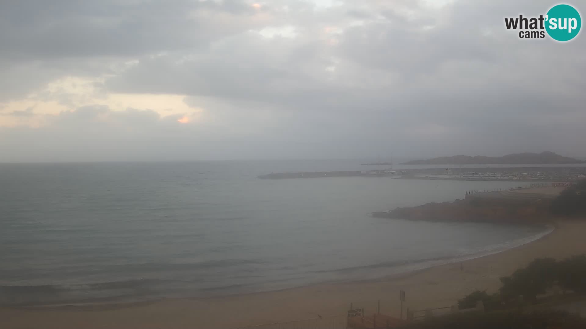 Webcam della spiaggia di Isola Rossa – Vista in diretta della meravigliosa costa della Sardegna
