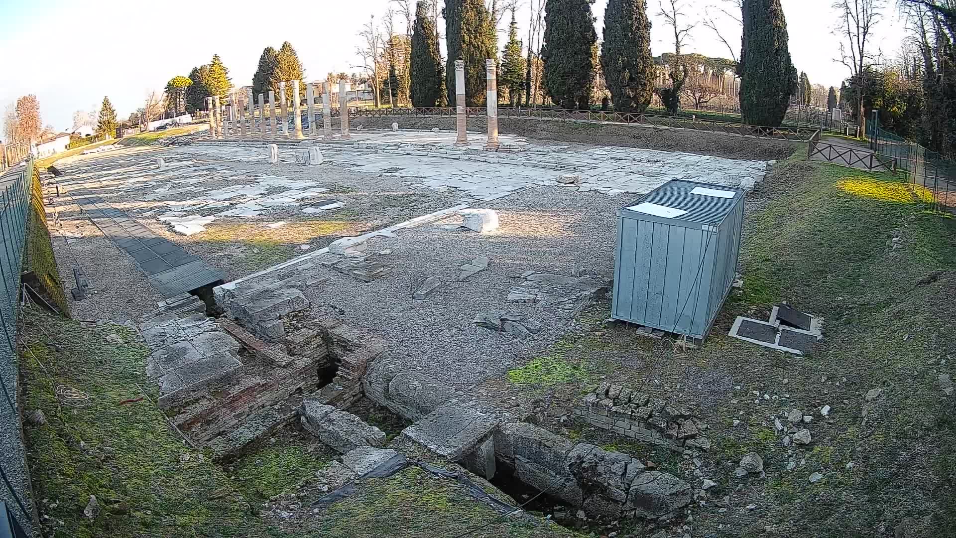 Spletna kamera Rimski forum Oglej – Pogled v živo na antično središče