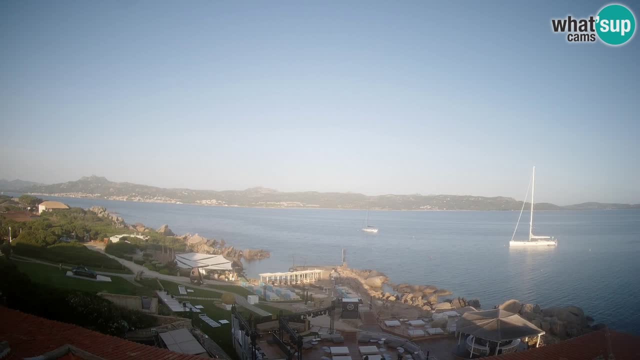 V živo Phi Beach – Forte Cappellini spletna kamera Porto Cervo – Arzachena – Sardinija