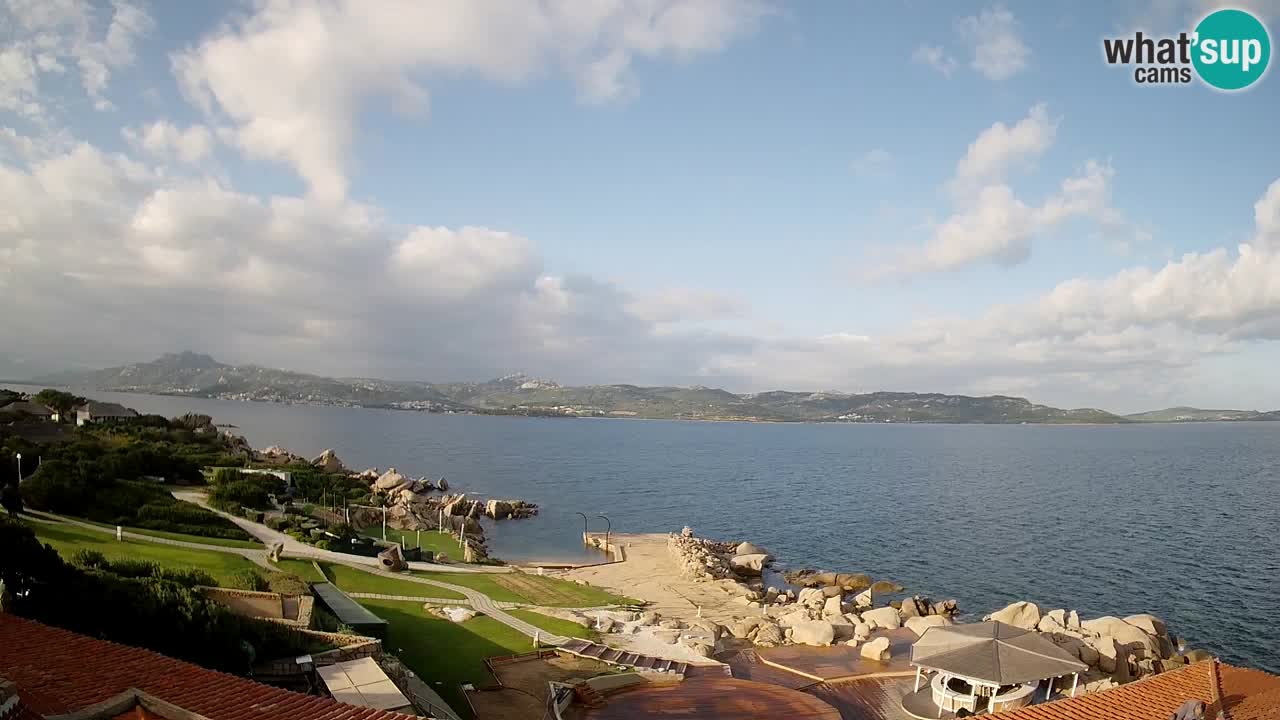 V živo Phi Beach – Forte Cappellini spletna kamera Porto Cervo – Arzachena – Sardinija