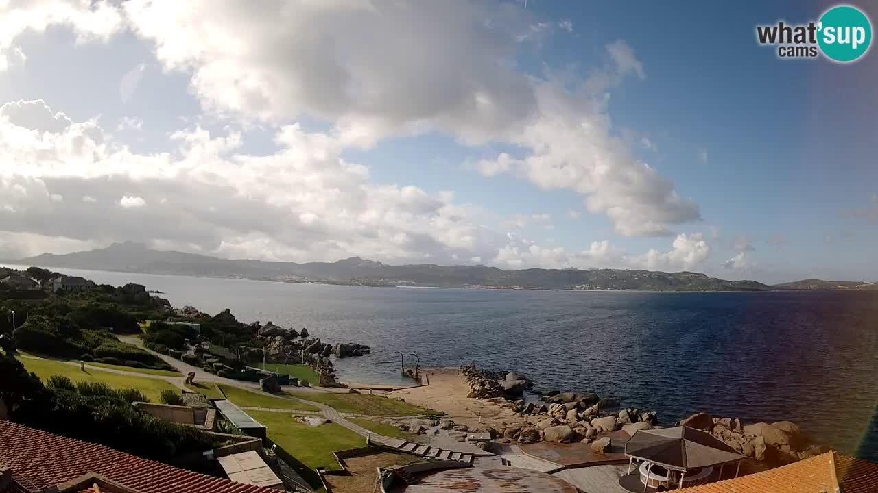 V živo Phi Beach – Forte Cappellini spletna kamera Porto Cervo – Arzachena – Sardinija