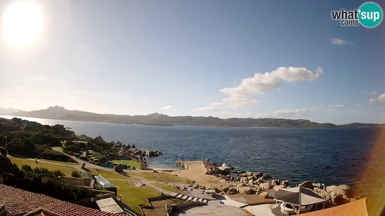 V živo Phi Beach – Forte Cappellini spletna kamera Porto Cervo – Arzachena – Sardinija