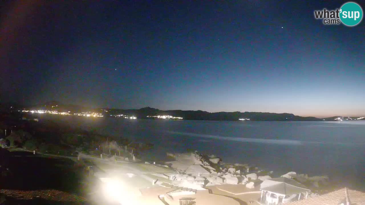 V živo Phi Beach – Forte Cappellini spletna kamera Porto Cervo – Arzachena – Sardinija