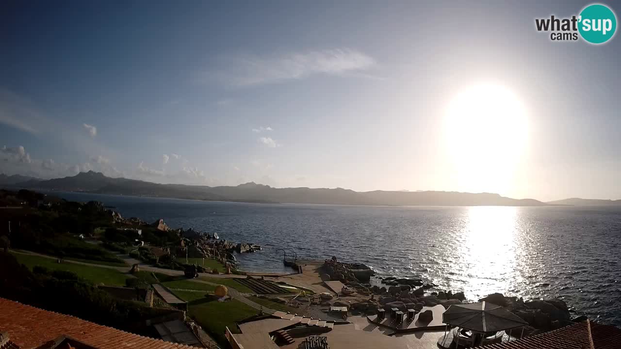 V živo Phi Beach – Forte Cappellini spletna kamera Porto Cervo – Arzachena – Sardinija