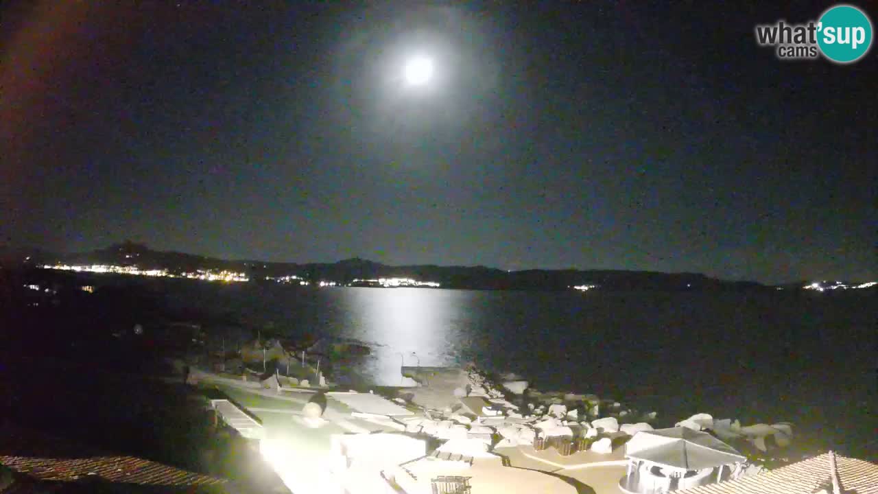 V živo Phi Beach – Forte Cappellini spletna kamera Porto Cervo – Arzachena – Sardinija