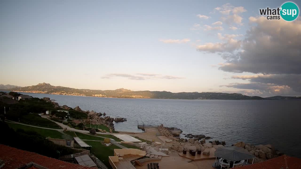 V živo Phi Beach – Forte Cappellini spletna kamera Porto Cervo – Arzachena – Sardinija