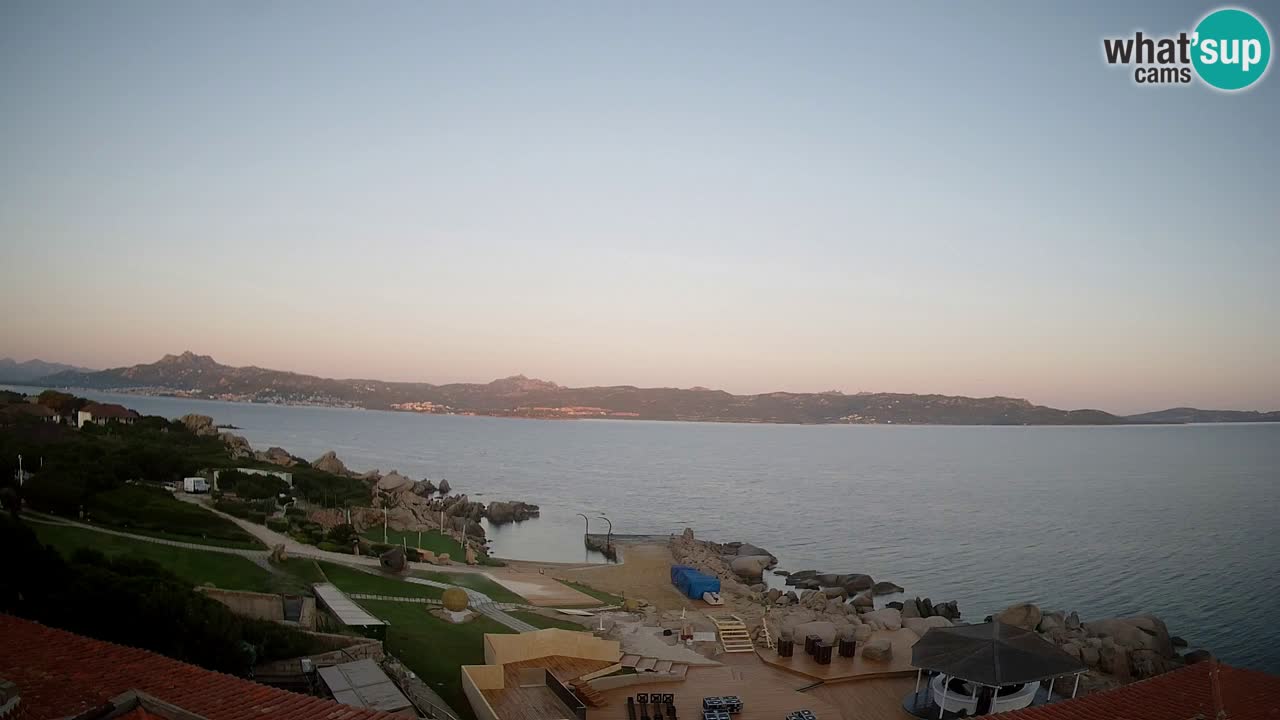 V živo Phi Beach – Forte Cappellini spletna kamera Porto Cervo – Arzachena – Sardinija