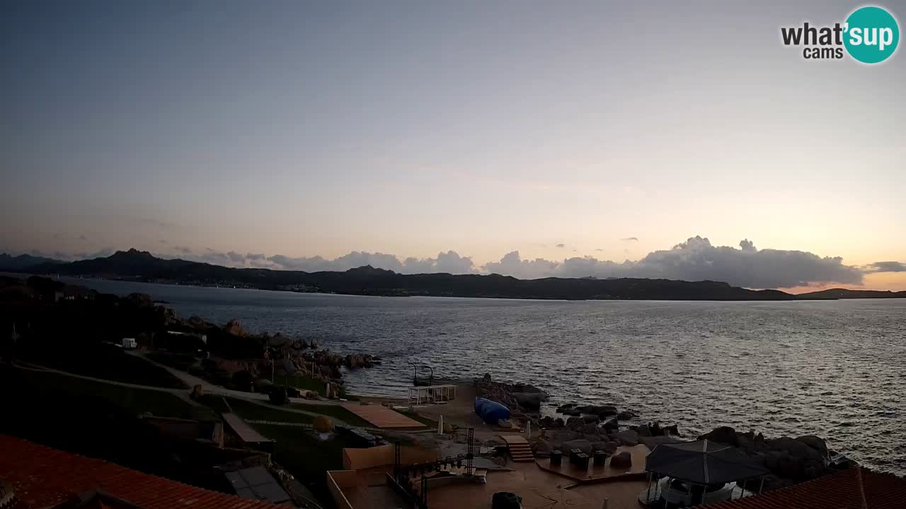 V živo Phi Beach – Forte Cappellini spletna kamera Porto Cervo – Arzachena – Sardinija