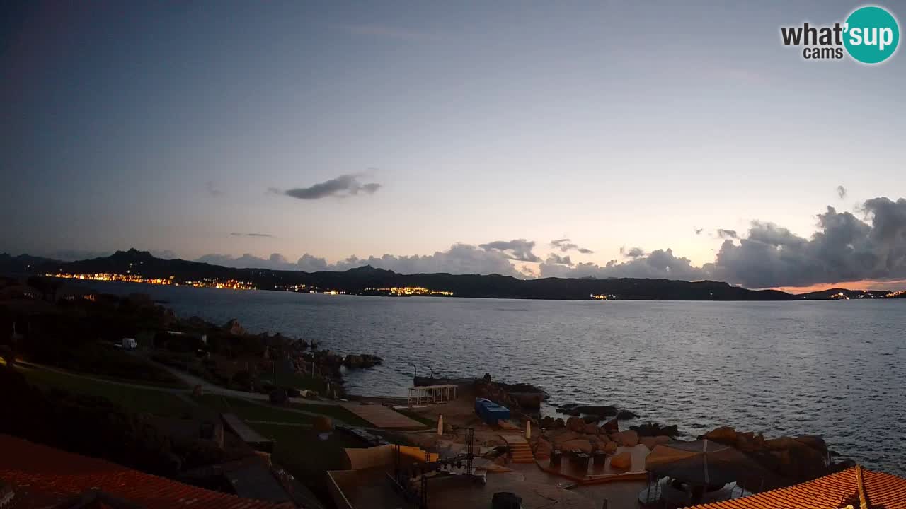 V živo Phi Beach – Forte Cappellini spletna kamera Porto Cervo – Arzachena – Sardinija