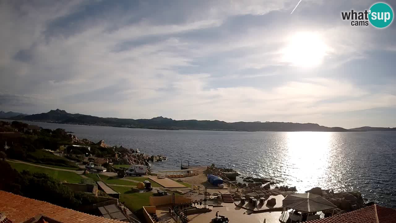 V živo Phi Beach – Forte Cappellini spletna kamera Porto Cervo – Arzachena – Sardinija
