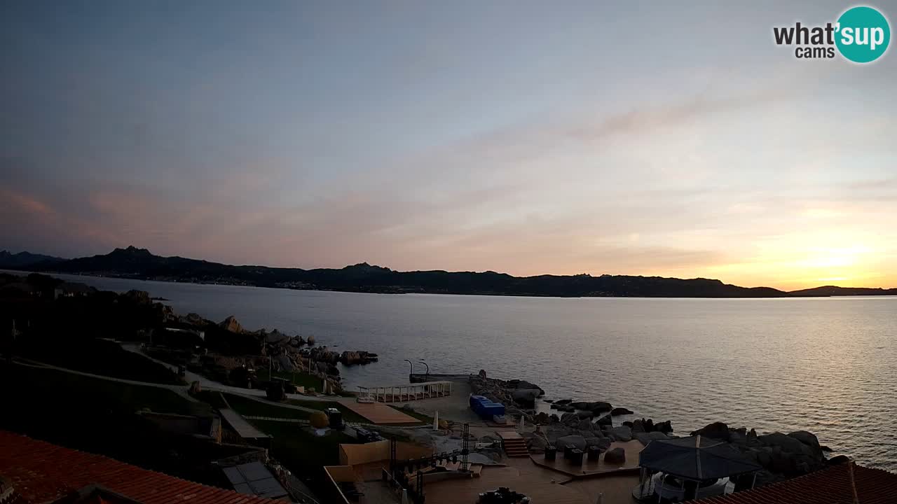 V živo Phi Beach – Forte Cappellini spletna kamera Porto Cervo – Arzachena – Sardinija