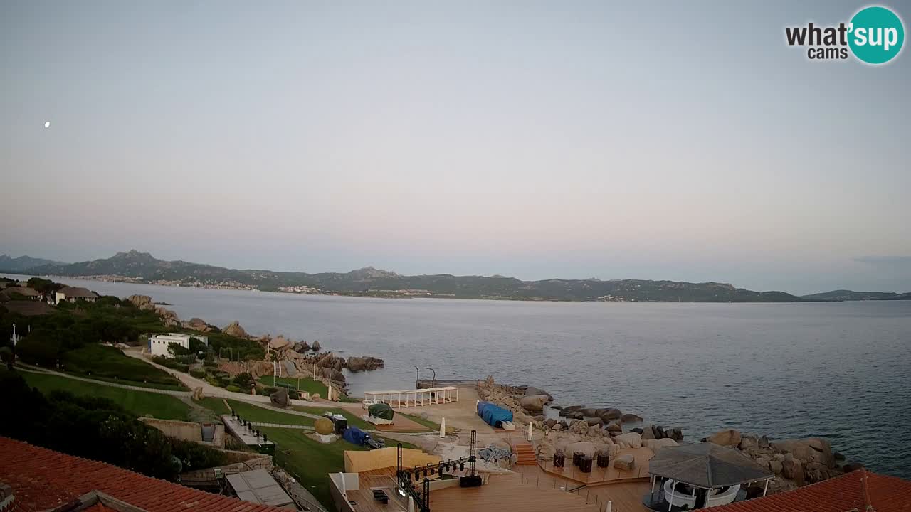 V živo Phi Beach – Forte Cappellini spletna kamera Porto Cervo – Arzachena – Sardinija