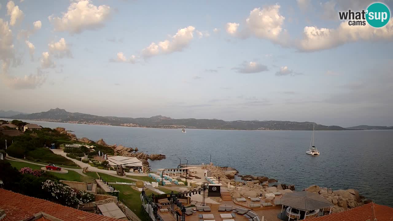 V živo Phi Beach – Forte Cappellini spletna kamera Porto Cervo – Arzachena – Sardinija