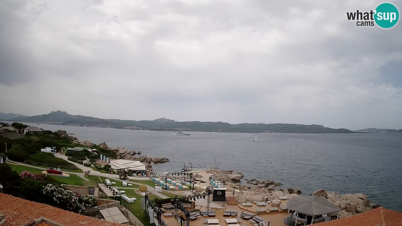 V živo Phi Beach – Forte Cappellini spletna kamera Porto Cervo – Arzachena – Sardinija