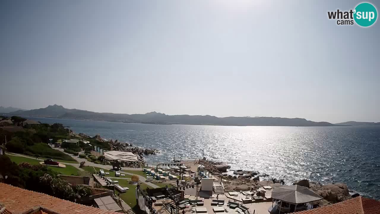 V živo Phi Beach – Forte Cappellini spletna kamera Porto Cervo – Arzachena – Sardinija