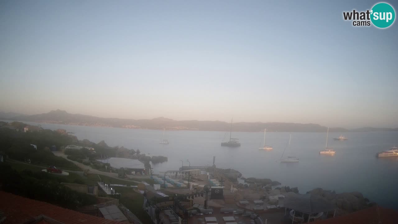 V živo Phi Beach – Forte Cappellini spletna kamera Porto Cervo – Arzachena – Sardinija