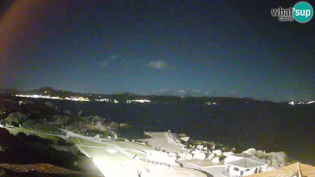 V živo Phi Beach – Forte Cappellini spletna kamera Porto Cervo – Arzachena – Sardinija