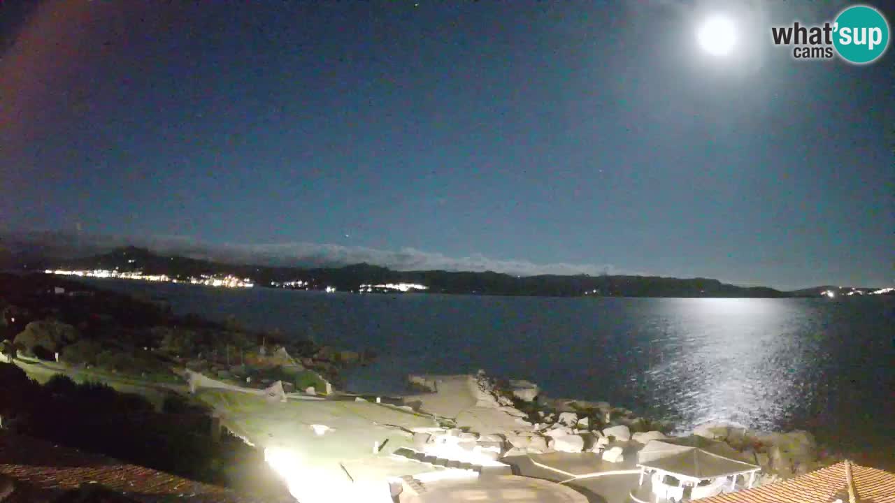 V živo Phi Beach – Forte Cappellini spletna kamera Porto Cervo – Arzachena – Sardinija
