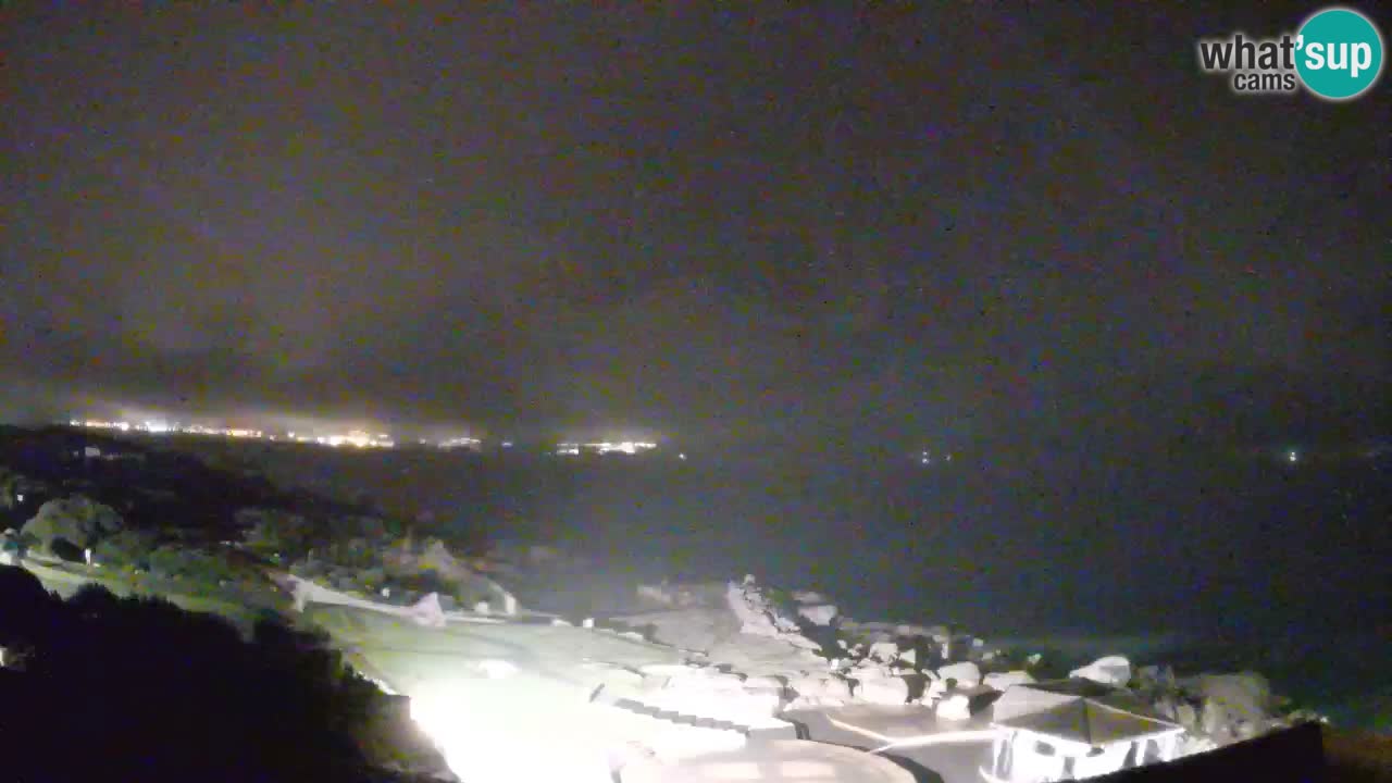 V živo Phi Beach – Forte Cappellini spletna kamera Porto Cervo – Arzachena – Sardinija
