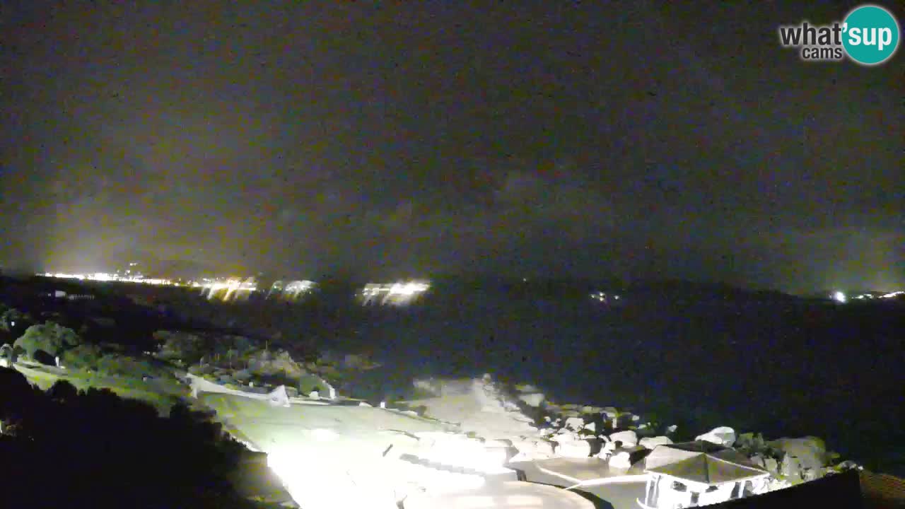 V živo Phi Beach – Forte Cappellini spletna kamera Porto Cervo – Arzachena – Sardinija