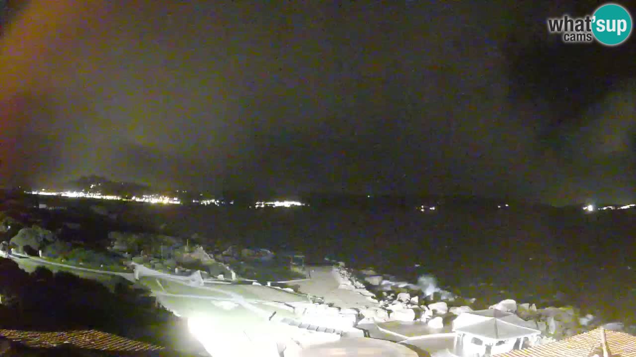 V živo Phi Beach – Forte Cappellini spletna kamera Porto Cervo – Arzachena – Sardinija