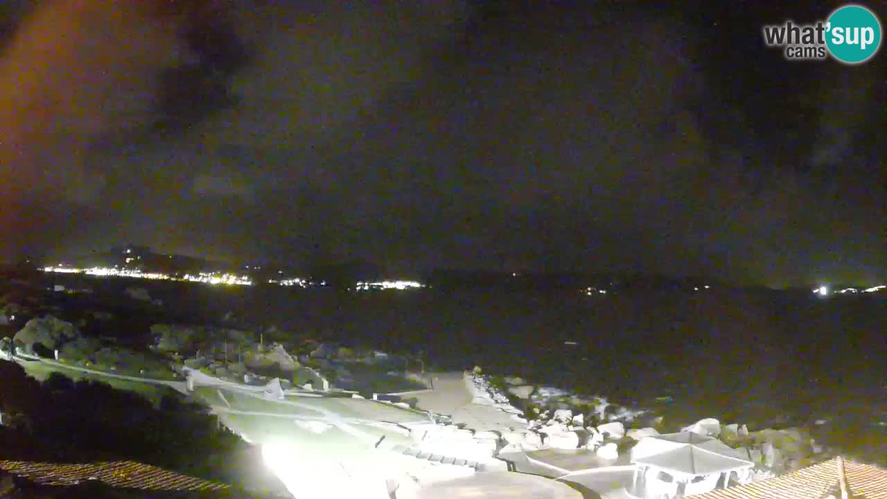 V živo Phi Beach – Forte Cappellini spletna kamera Porto Cervo – Arzachena – Sardinija