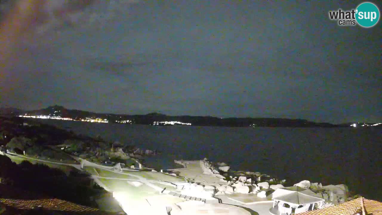 V živo Phi Beach – Forte Cappellini spletna kamera Porto Cervo – Arzachena – Sardinija