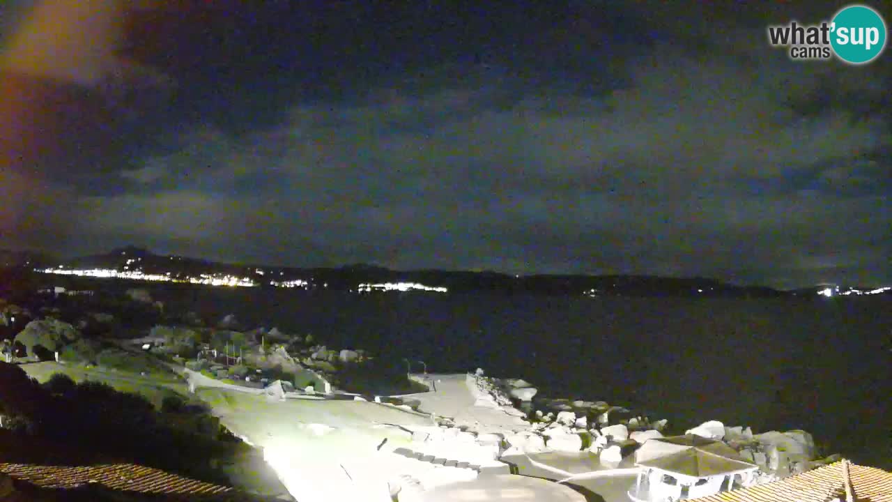 V živo Phi Beach – Forte Cappellini spletna kamera Porto Cervo – Arzachena – Sardinija