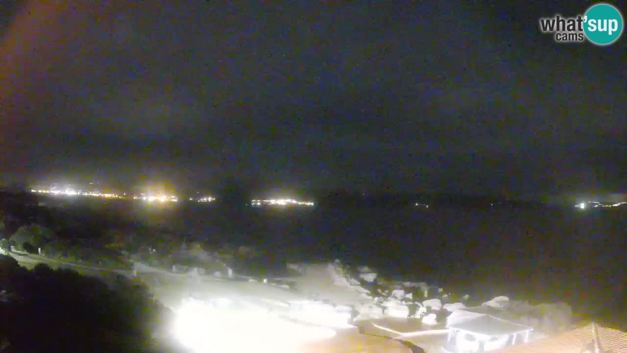 V živo Phi Beach – Forte Cappellini spletna kamera Porto Cervo – Arzachena – Sardinija