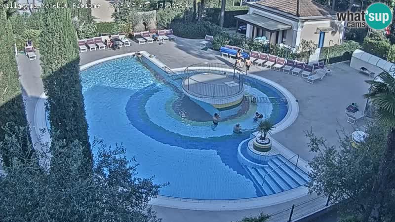 Villaggio Mare Blu bazen UŽIVO web kamera Bibione Pineda – Italija