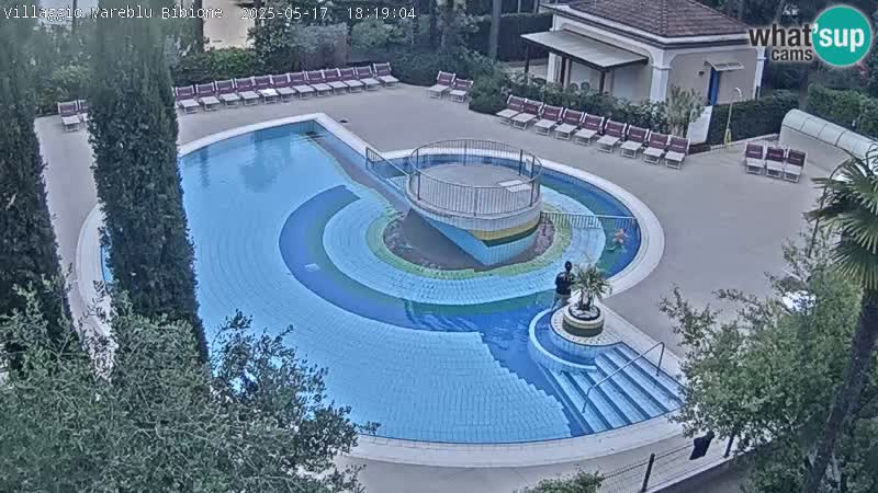 Villaggio Mare Blu bazen UŽIVO web kamera Bibione Pineda – Italija
