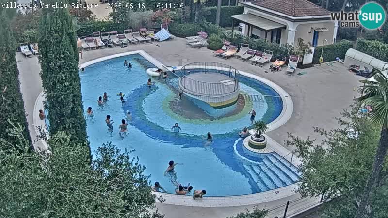 Villaggio Mare Blu bazen UŽIVO web kamera Bibione Pineda – Italija