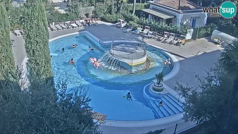 Villaggio Mare Blu bazen UŽIVO web kamera Bibione Pineda – Italija