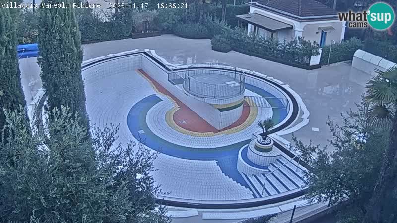 Villaggio Mare Blu bazen UŽIVO web kamera Bibione Pineda – Italija