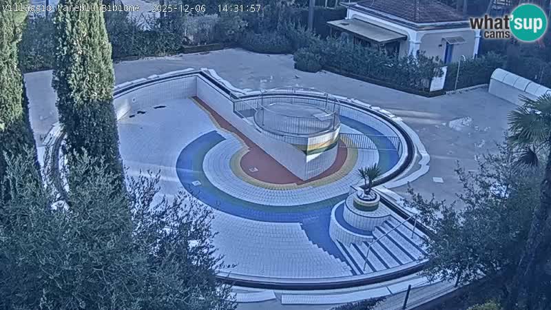 Villaggio Mare Blu bazen UŽIVO web kamera Bibione Pineda – Italija