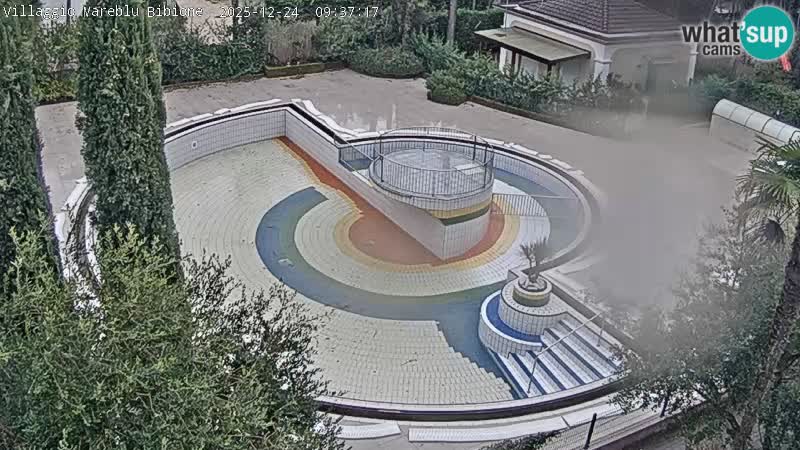 Villaggio Mare Blu bazen UŽIVO web kamera Bibione Pineda – Italija
