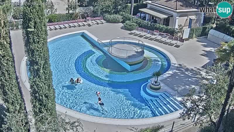 Villaggio Mare Blu bazen UŽIVO web kamera Bibione Pineda – Italija