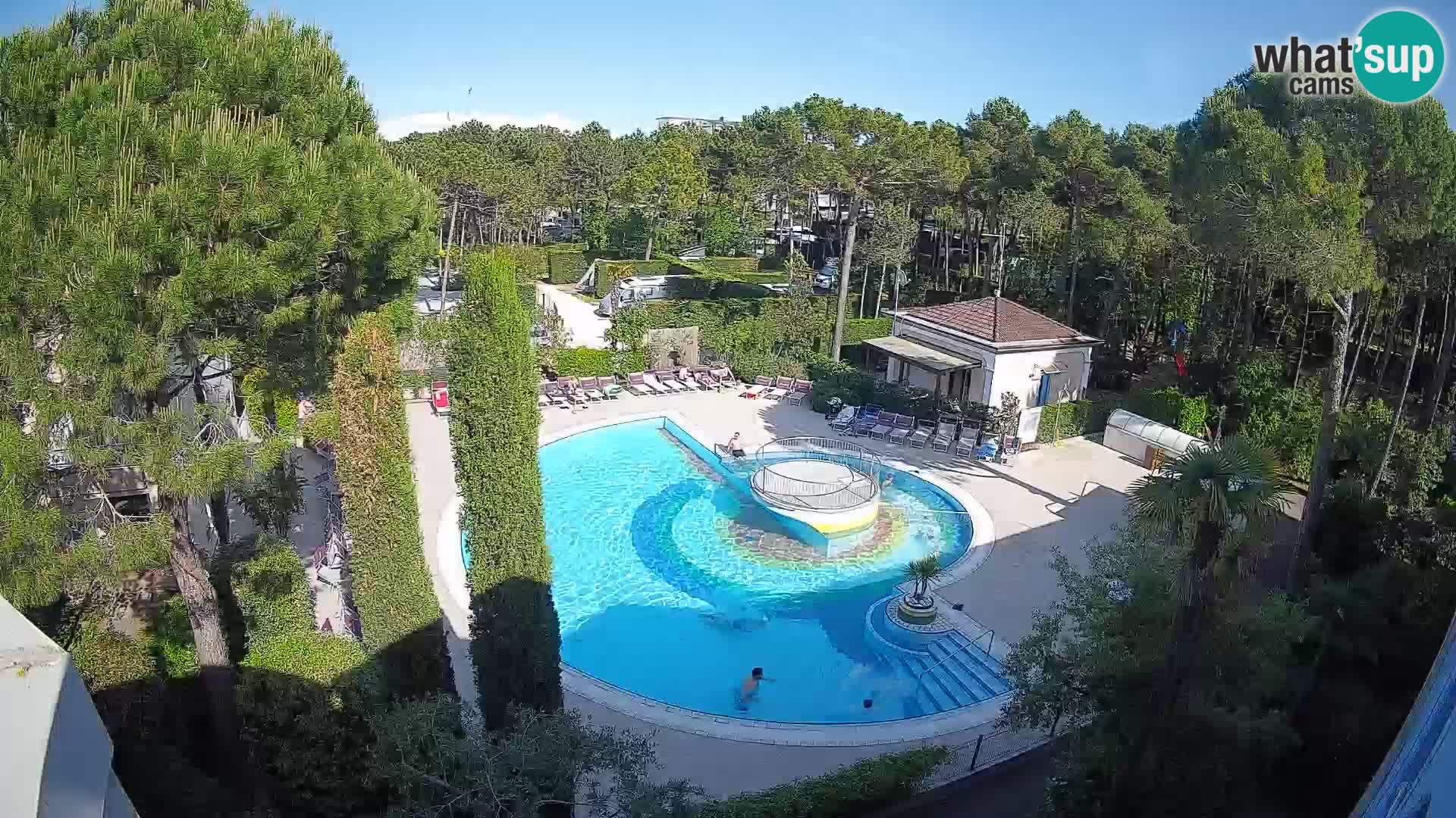 Villaggio Mare Blu bazen UŽIVO web kamera Bibione Pineda – Italija