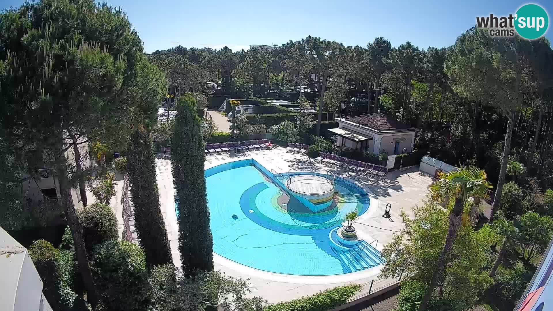 Villaggio Mare Blu bazen UŽIVO web kamera Bibione Pineda – Italija