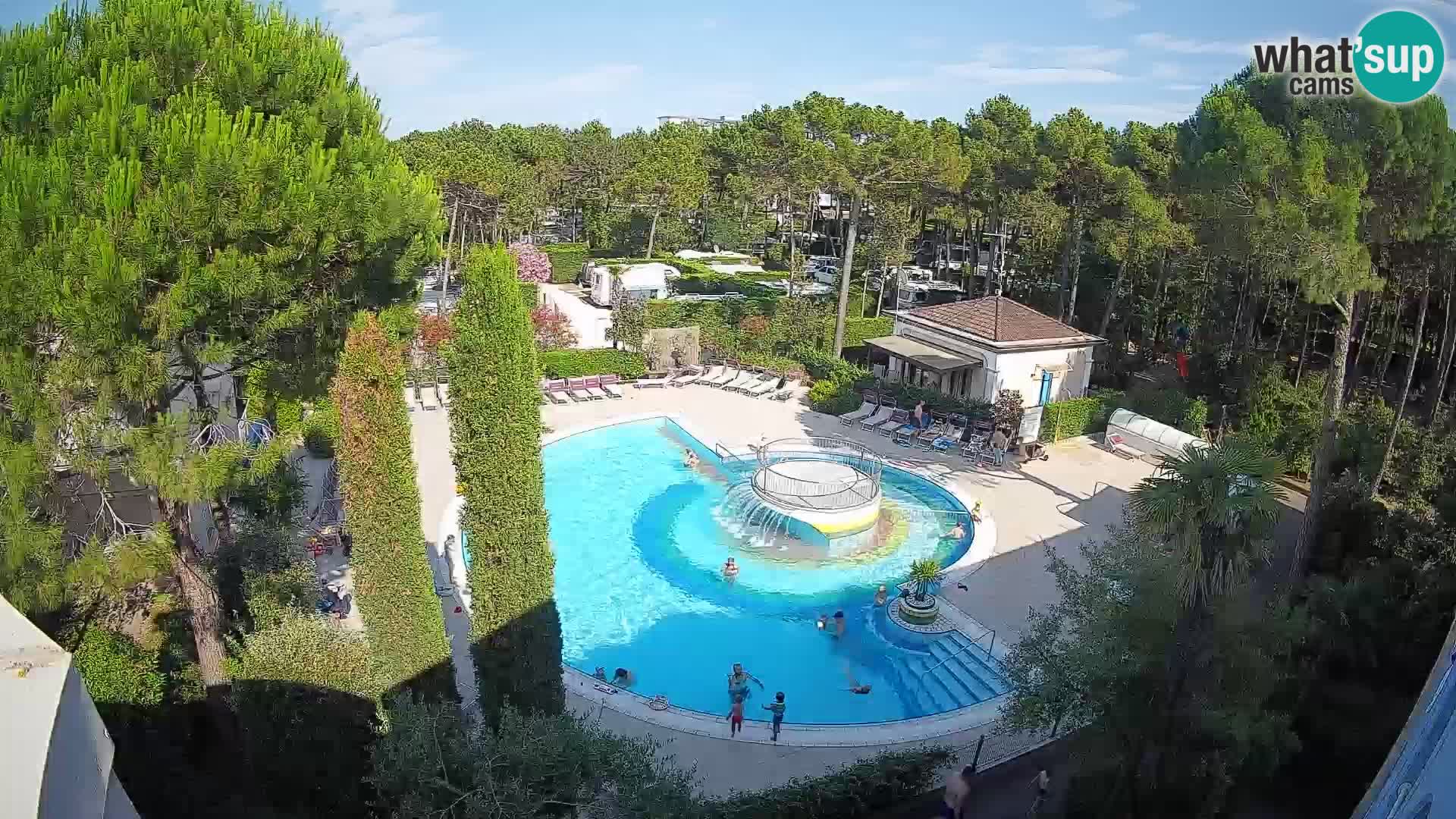 Villaggio Mare Blu bazen UŽIVO web kamera Bibione Pineda – Italija