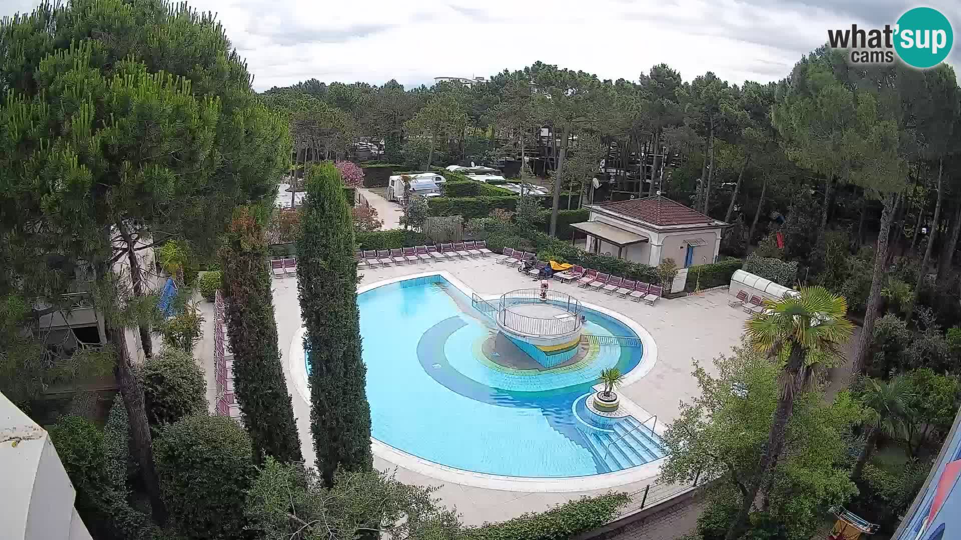 Villaggio Mare Blu bazen UŽIVO web kamera Bibione Pineda – Italija